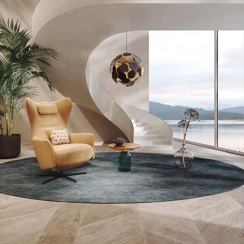 Möbel bei Himmlisch Wohnen Wohnzimmer mit Sessel, Wendeltreppe und Panoramafenster mit Seeblick