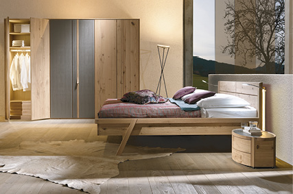 Möbel bei Himmlisch Wohnen Schlafzimmer mit Holzbett, Kleiderschrank und großem Fensterblick