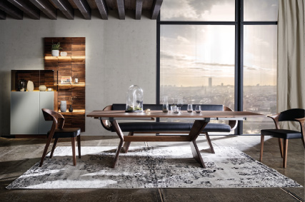 Möbel bei Himmlisch Wohnen Esszimmer mit Holztisch, Vitrine und großem Fenster mit Stadtblick