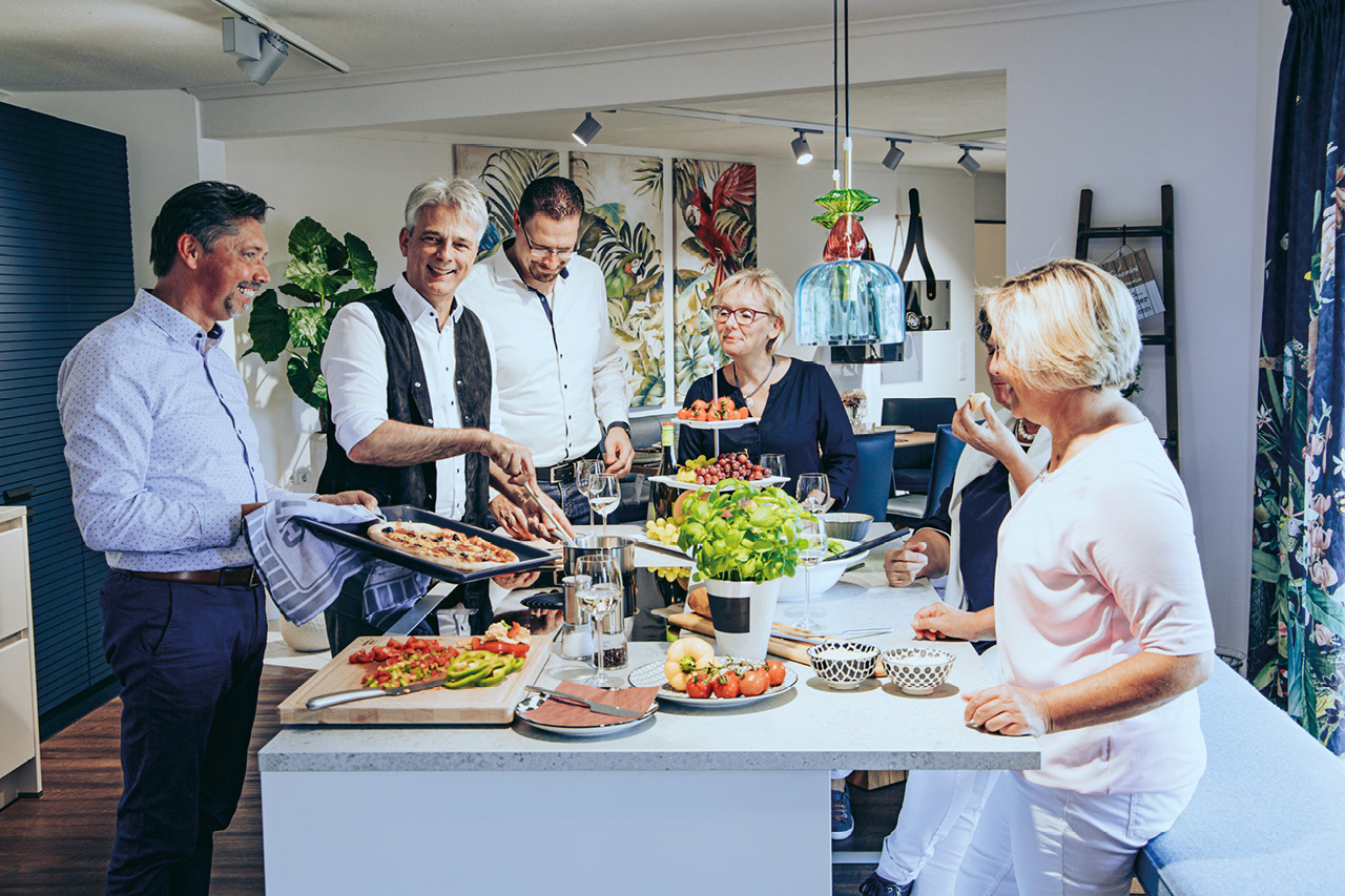 Das Team bei Himmlisch Wohnen Das Team von Himmlisch Wohnen beim gemeinsamen Essen in stylischer Inselküche.