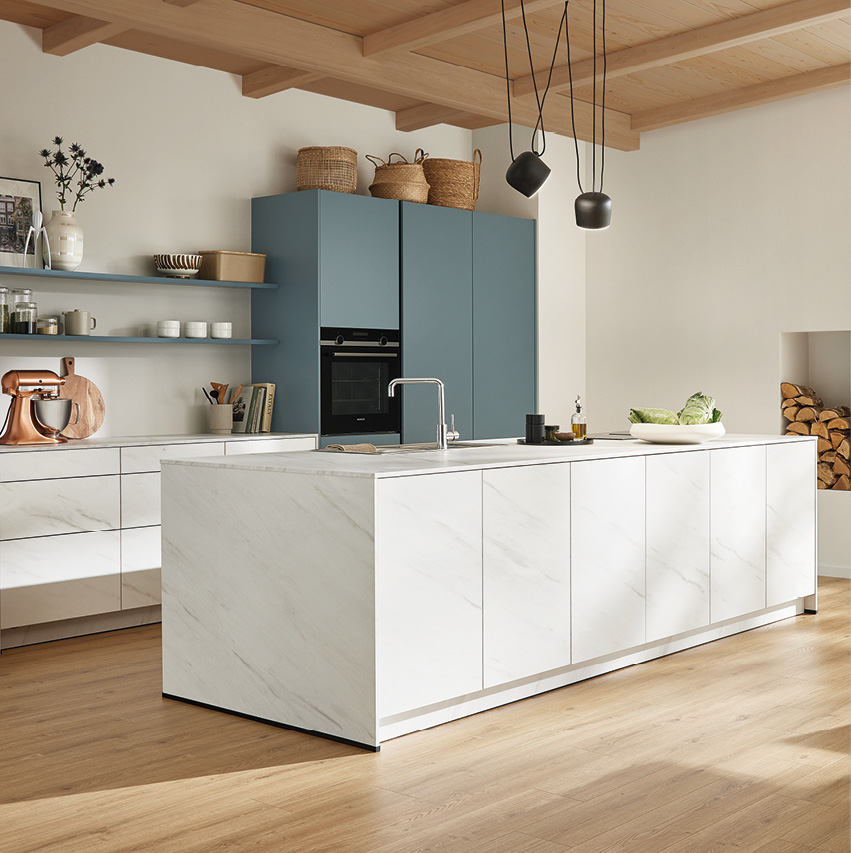 Offene Küchen bei Himmlisch Wohnen Offene Wohnküche mit weißer Kücheninsel und blauen Hochschränken