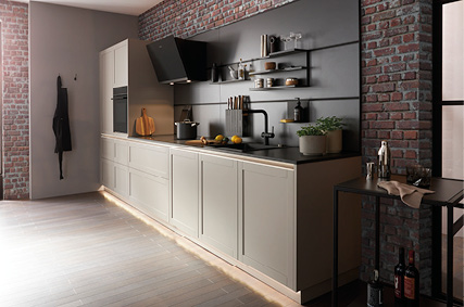 Moderne Designküchen bei Himmlisch Wohnen Moderne Küchenzeile mit beigen Fronten vor dunkler Rückwand und Ziegelwand