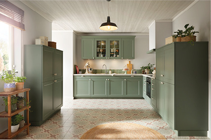 Landhausküchen bei Himmlisch Wohnen Landhausküche in Salbeigrün mit Vitrinenschrank und Musterfliesen
