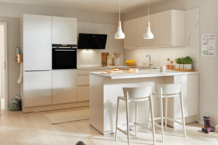 Küchen bei Himmlisch Wohnen Helle Küche mit Kochinsel, zwei Barhockern und Pendelleuchten