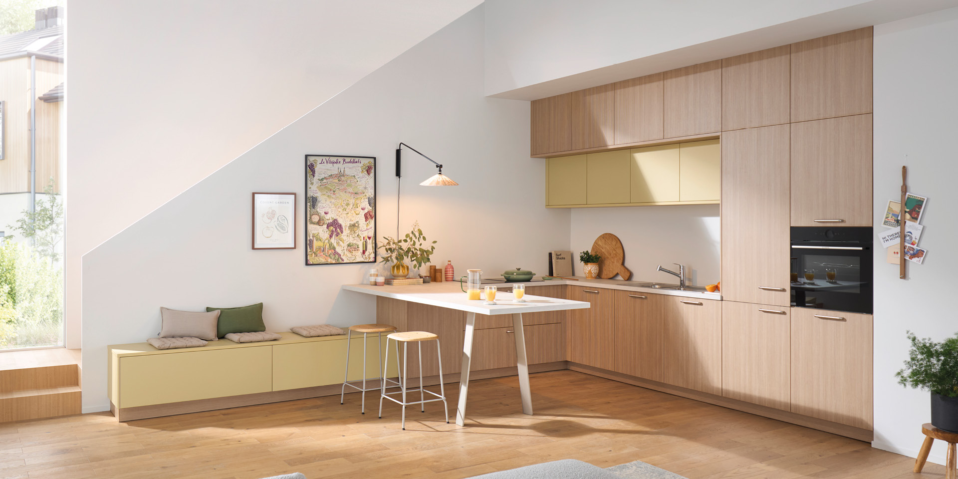 Moderne Wohnküche mit Holzfronten, Bartisch und Sitzbank unter Dachschräge
