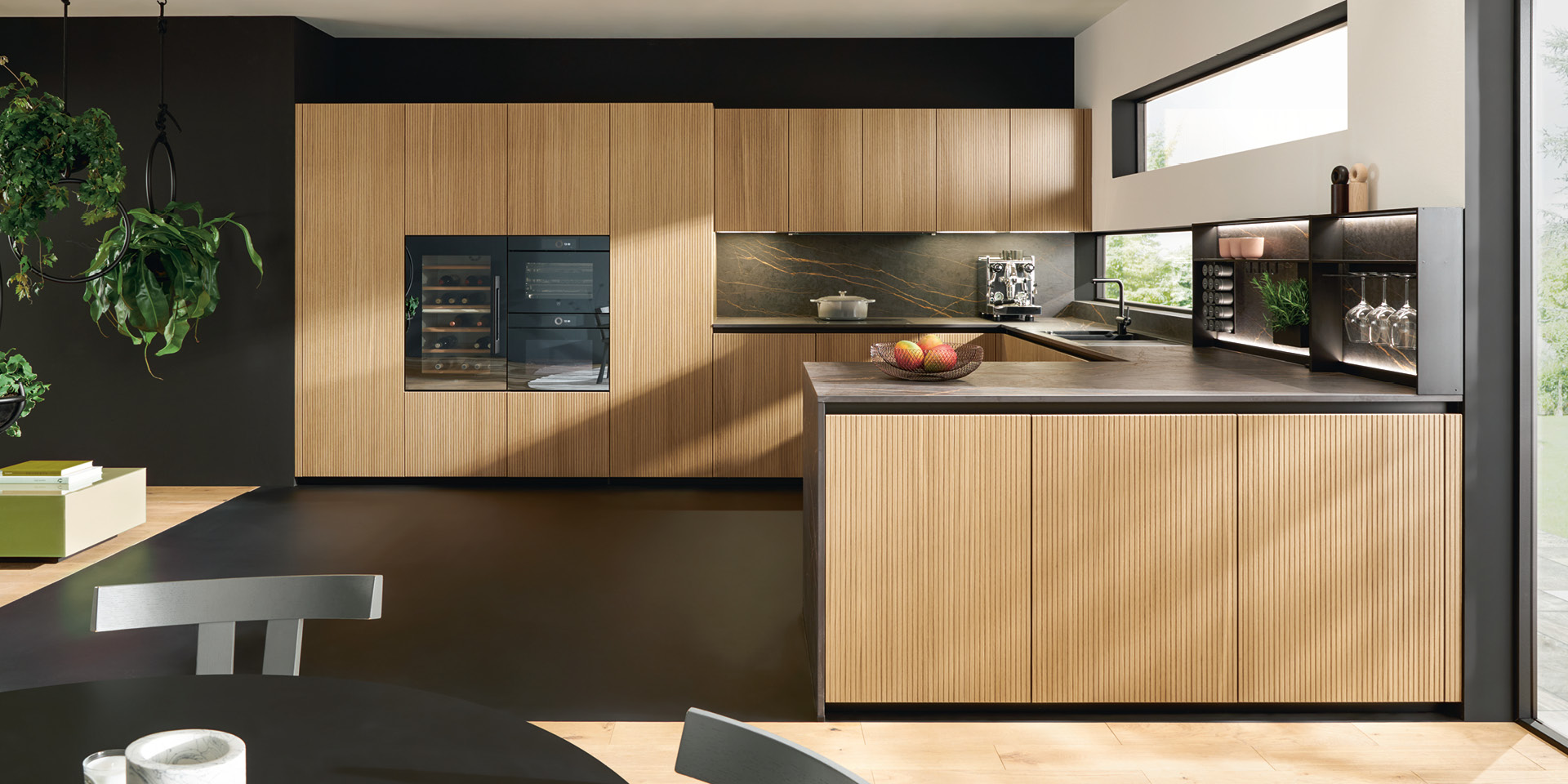 Moderne Holzküche mit Kücheninsel, dunkler Rückwand und großem Fenster