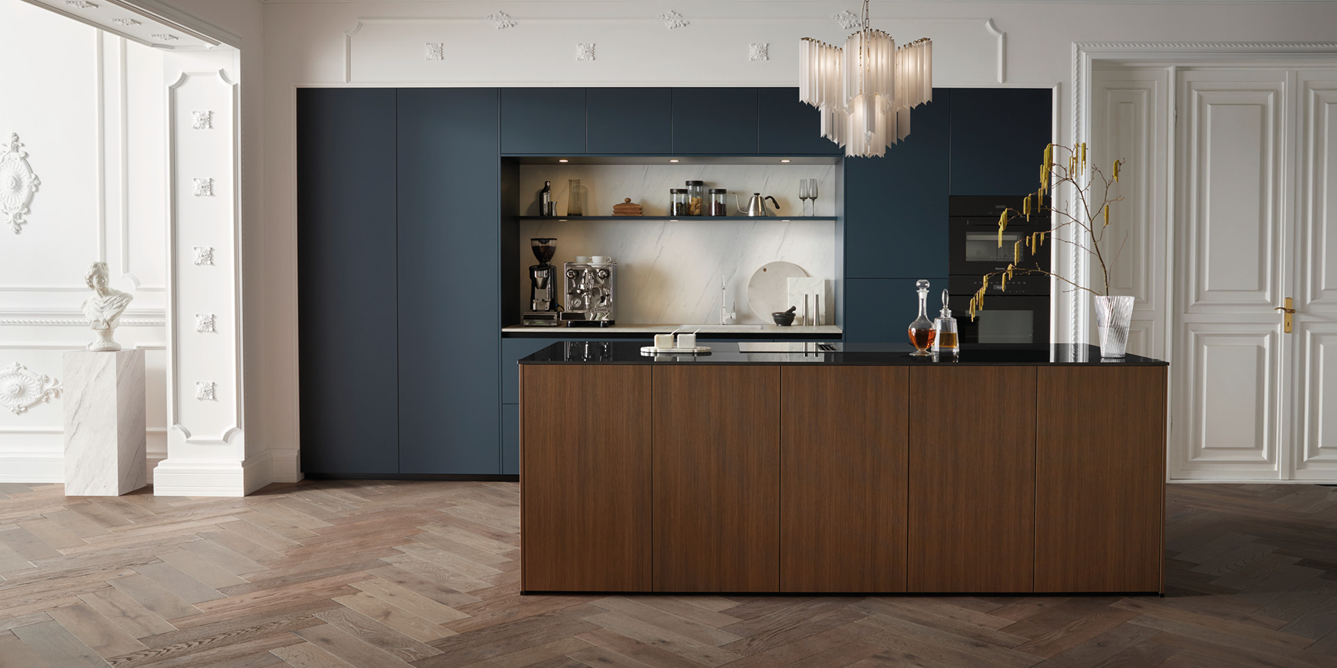 Elegante Einbauküche mit dunkelblauen Fronten und Holzinsel im Altbau