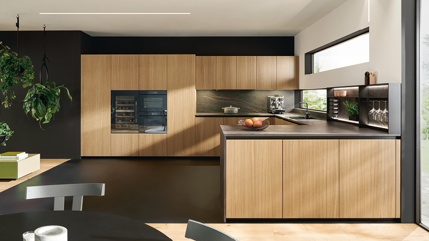 Moderne Holzküche mit Holzfronten, dunkler Rückwand und Fenster