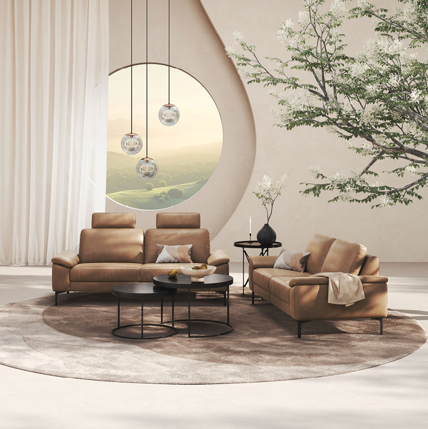 Wohnzimmer mit braunen Ledersofas, Couchtisch und großem Rundfenster.