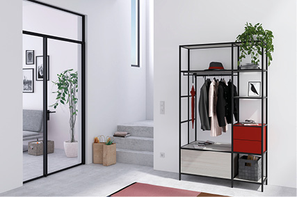 Moderner Flur mit offenem Garderobensystem, Spiegelwand und Treppe.