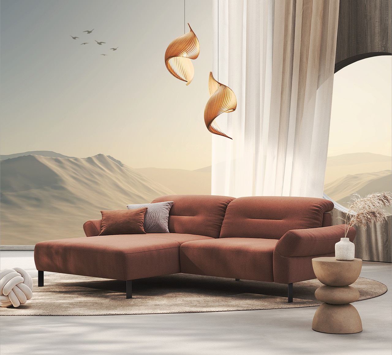 Rostfarbenes Ecksofa vor Panoramafenster mit Bergblick und Pendelleuchten.