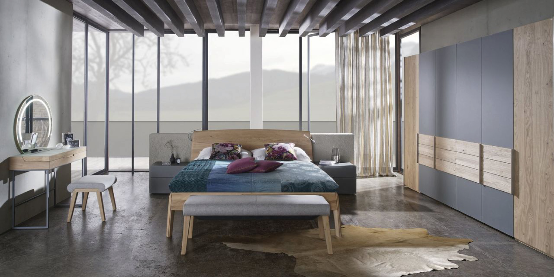 Modernes Schlafzimmer mit Holzbett, Bank und großem Kleiderschrank.