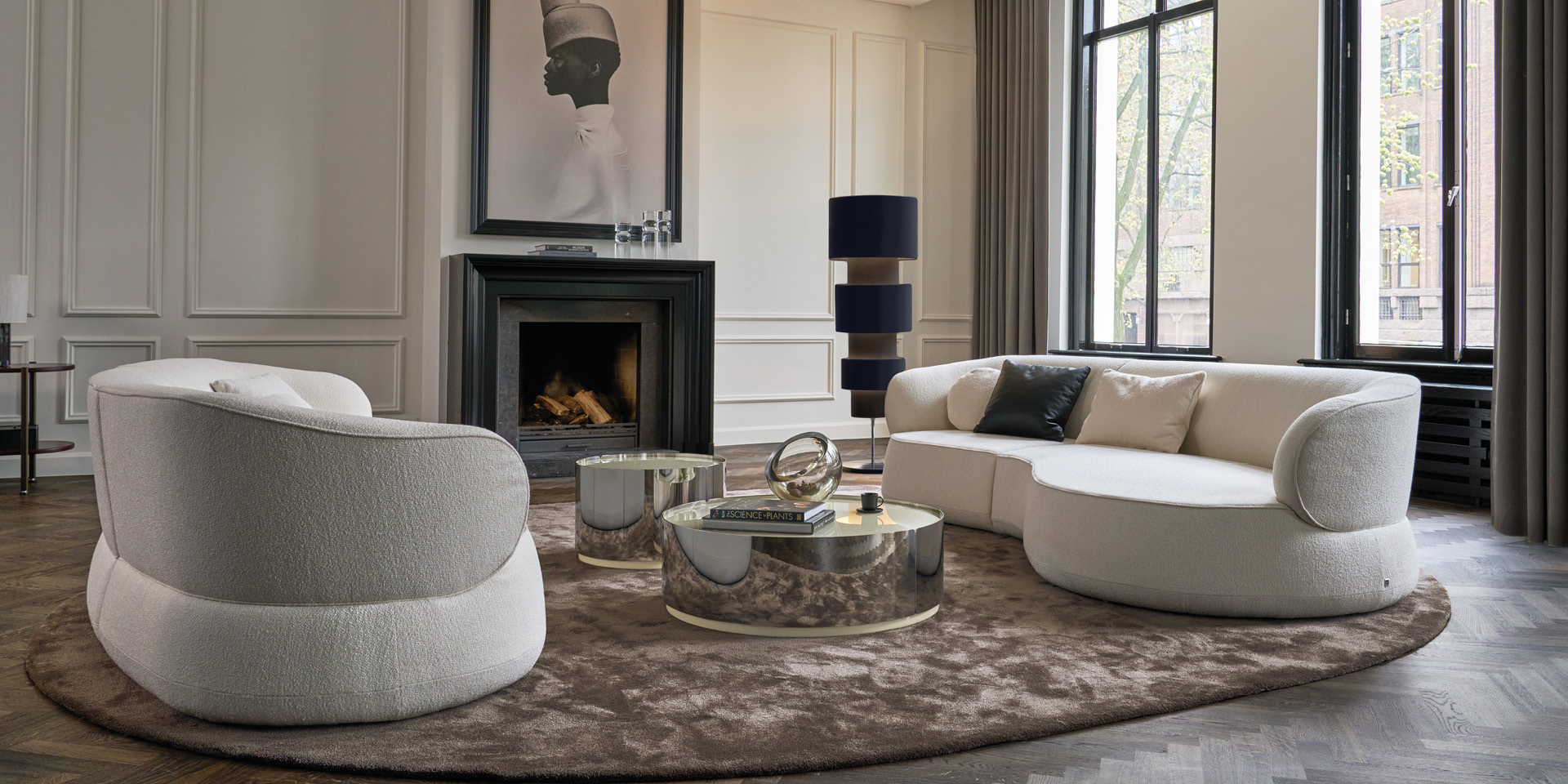 Elegantes Wohnzimmer mit zwei hellen Sofas, Couchtischen und Kamin.