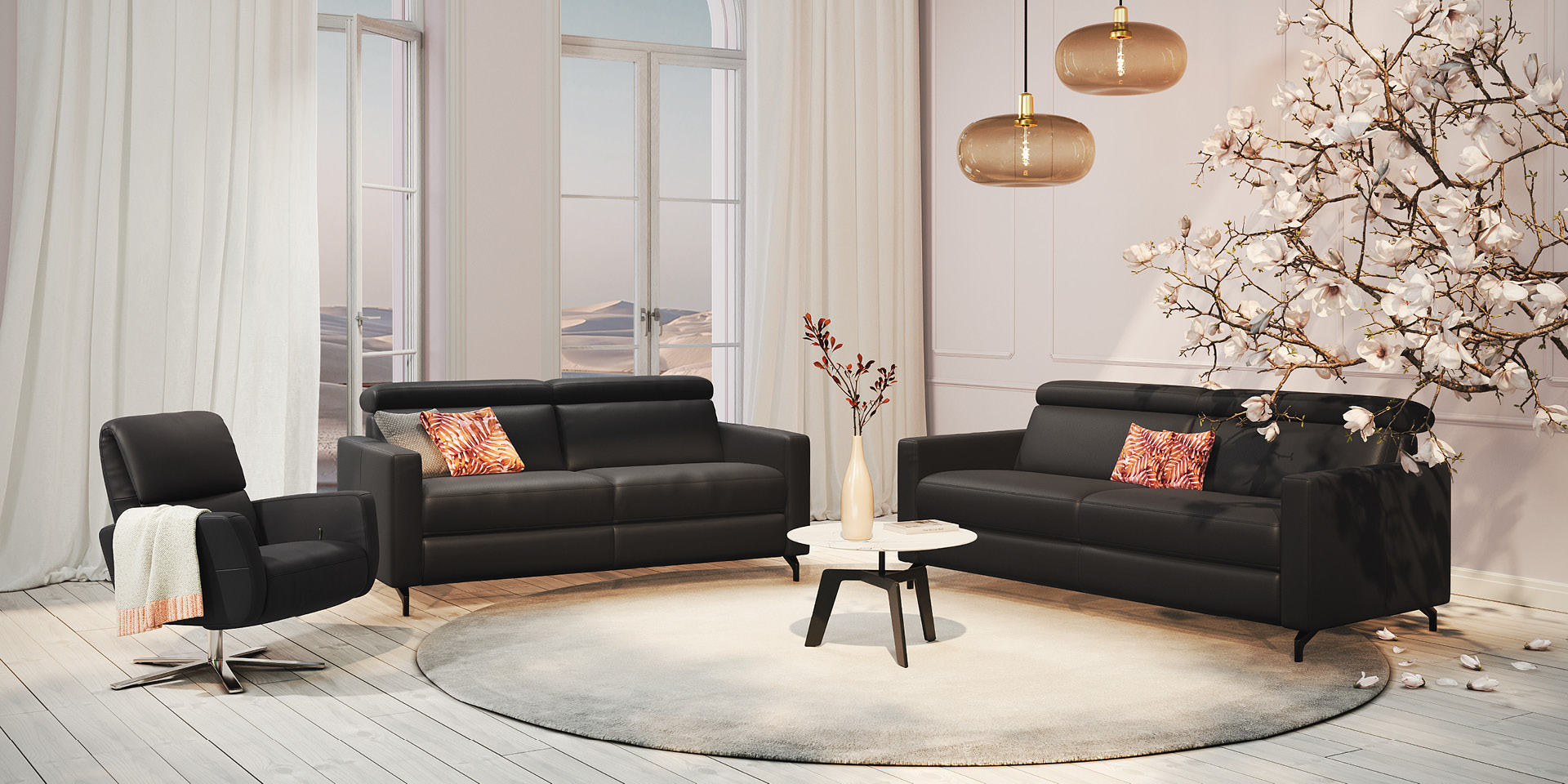 Wohnzimmer mit zwei schwarzen Sofas, Sessel und rundem Couchtisch.