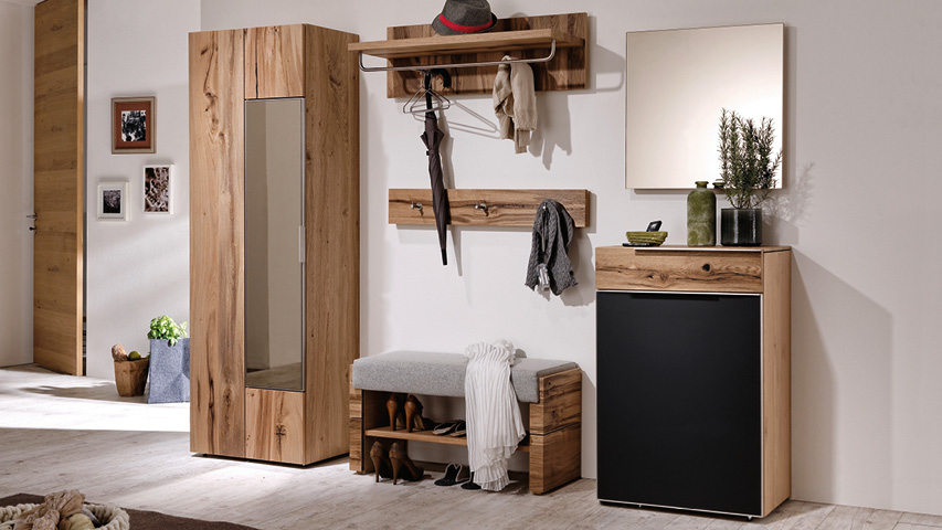 Garderobe im Flur mit Schrank, Spiegel, Sitzbank und Schuhablage.