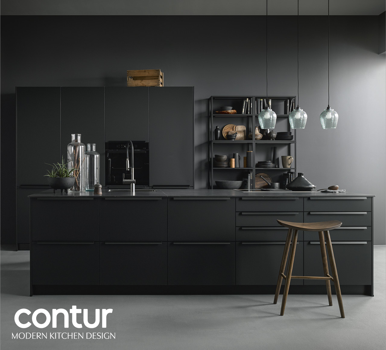 Schwarze Designküche mit offenen Regalen und Pendelleuchten.