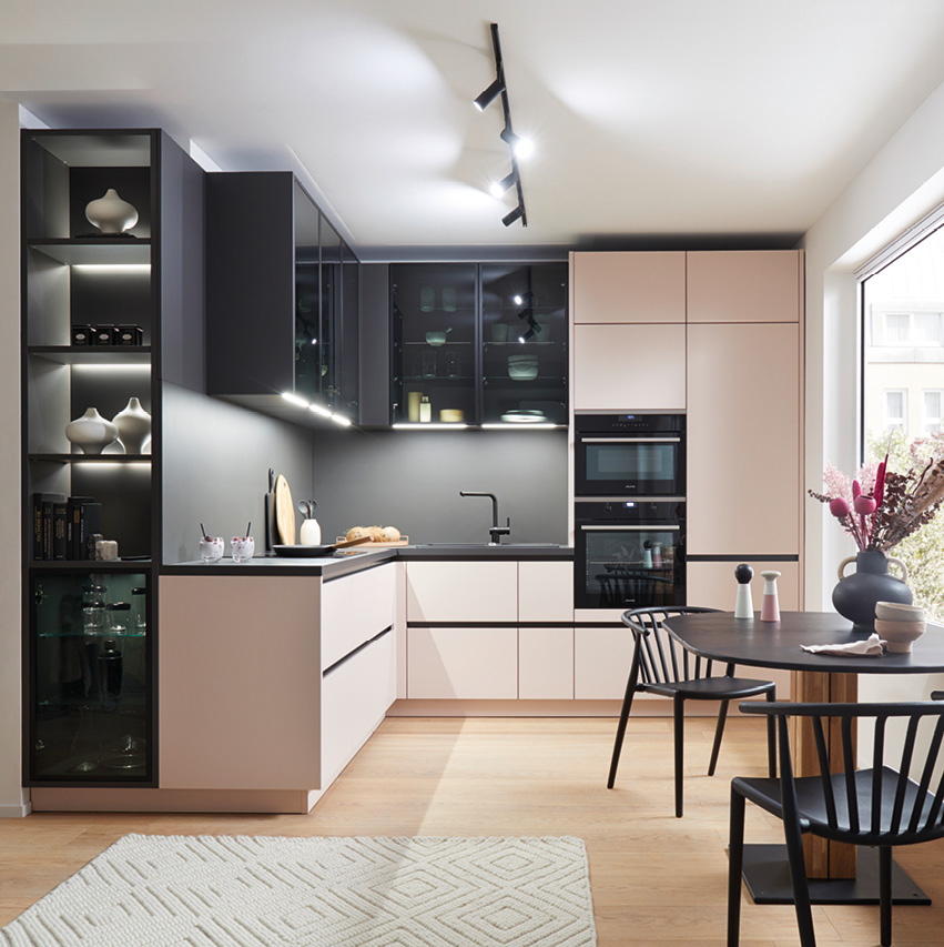 Moderne Contur Küche in Beige und Schwarz mit Essplatz.