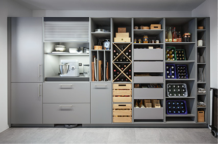 Offene Speisekammer mit Regalen, Weinfach und Haushaltsgeräten.