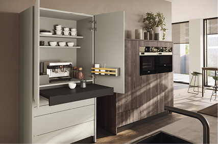 Offener Hängeschrank mit Geschirr und integrierter Kaffee-Nische in Küche.