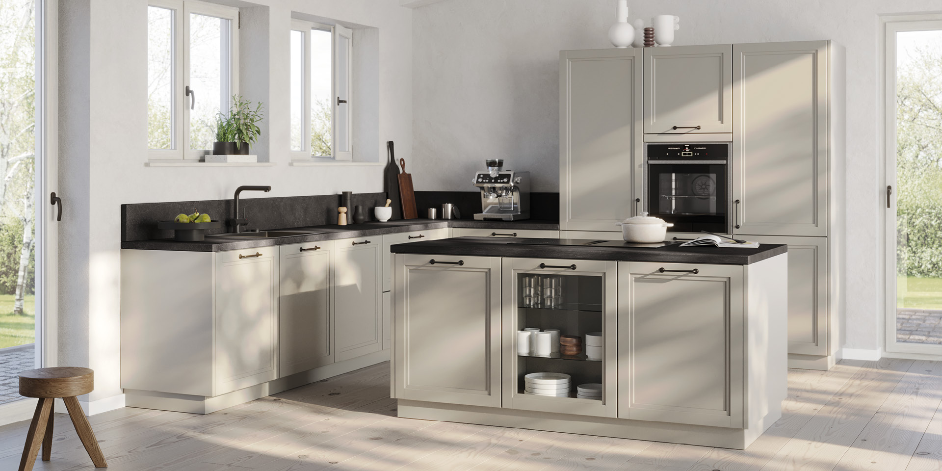 Landhausküche in Grau mit Kochinsel, Spüle und integriertem Backofen.