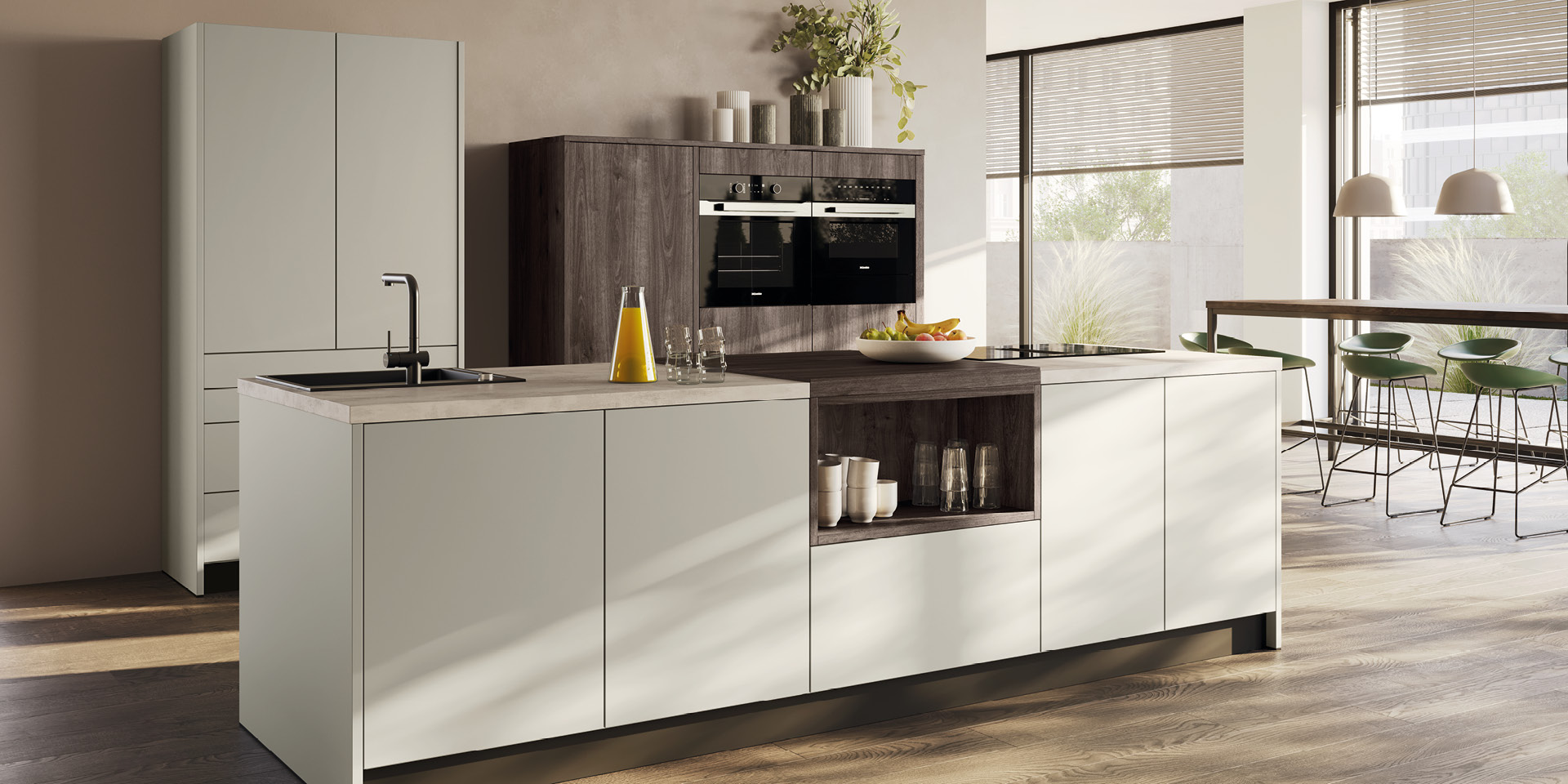 Helle Küche mit Kochinsel, Spüle, Holzrückwand und Barbereich.