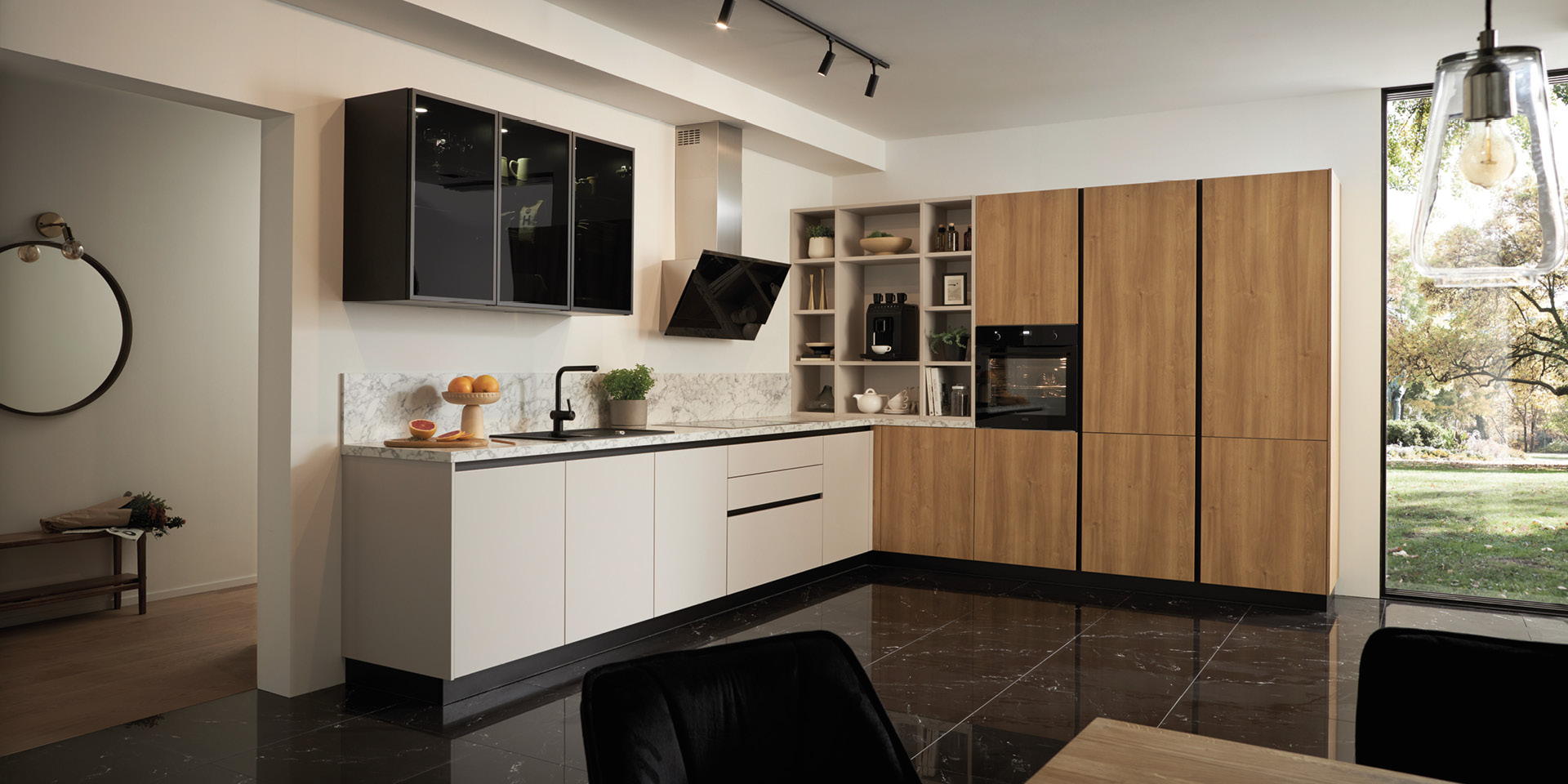 Moderne Küche mit Holz- und Weißfronten, Marmoroptik und Einbauofen.