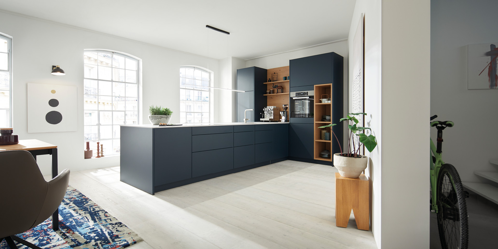 Moderne Küche in Dunkelblau mit Holzdetails und Kochinsel.