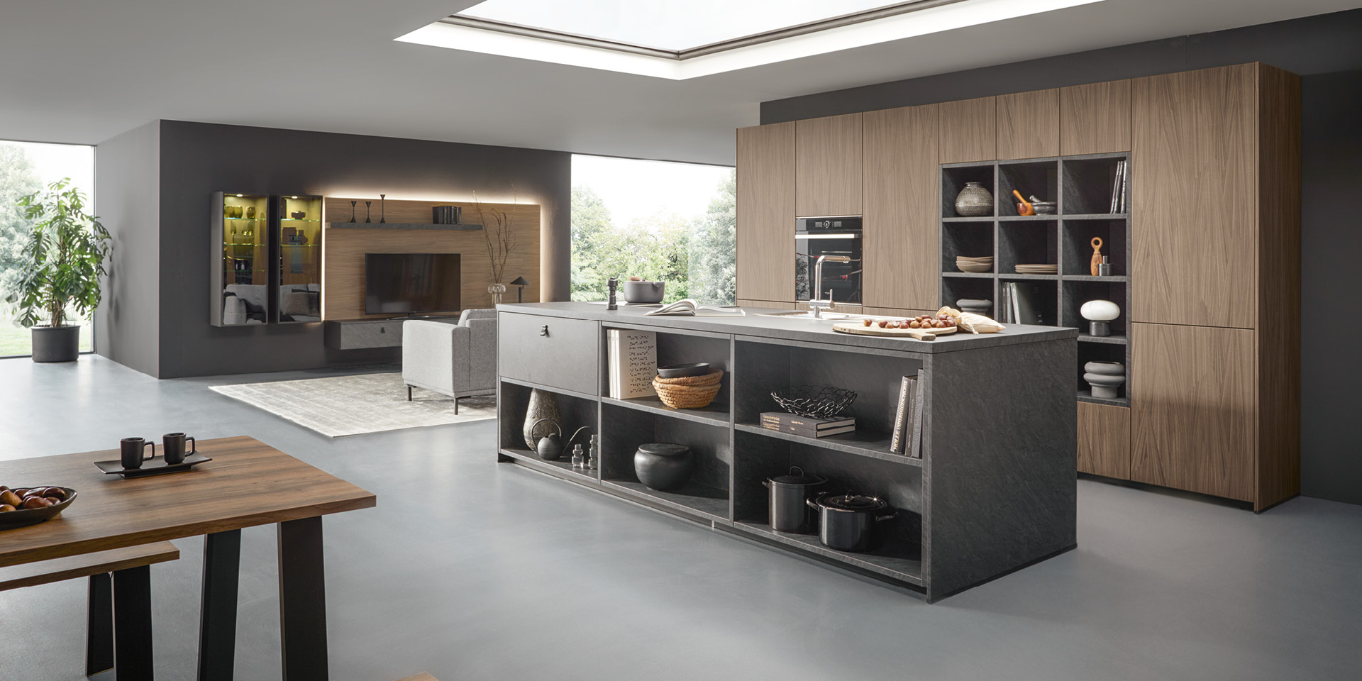 Offene Wohnküche mit Holzfronten und Kochinsel mit Regalfächern.