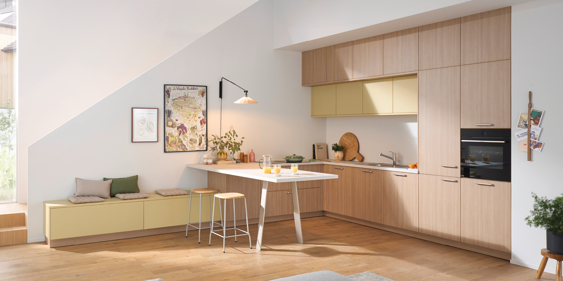 Wohnküche mit Holzfronten, Esstisch, Sitzbank und Einbauofen