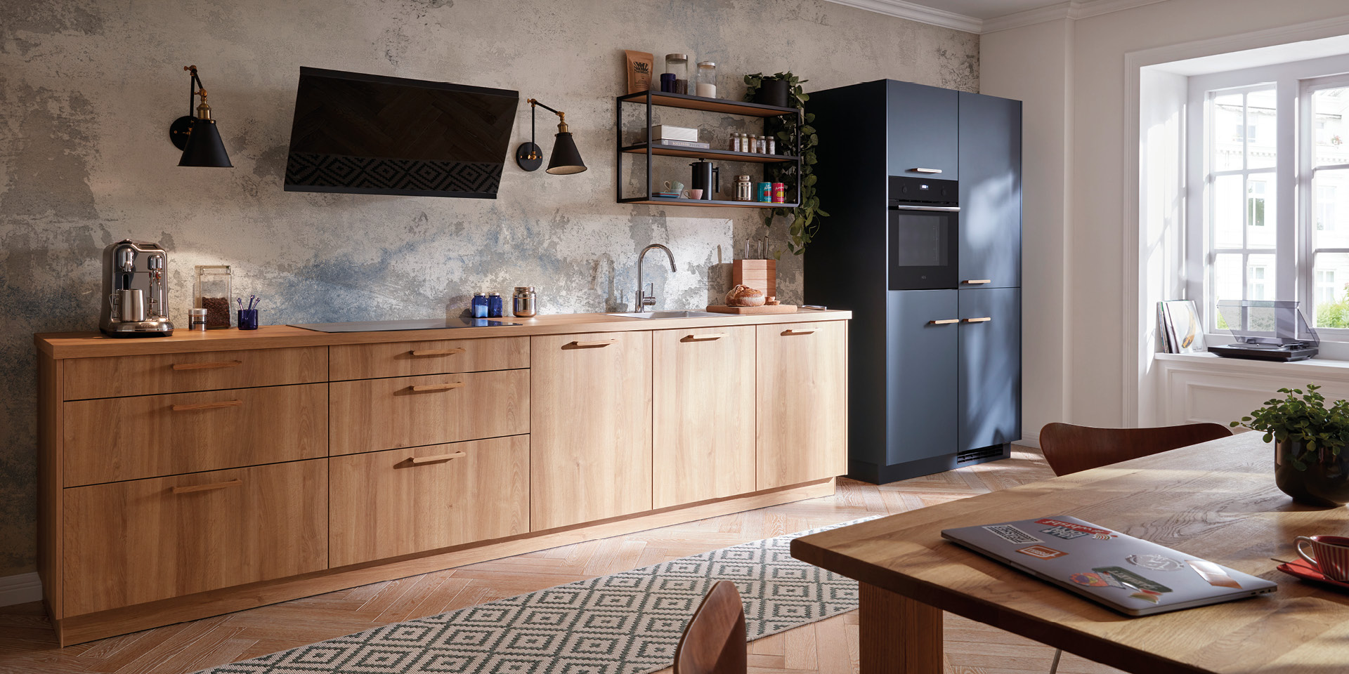 Moderne Küche mit Holzfronten, dunklem Hochschrank, offenen Regalen und Essbereich