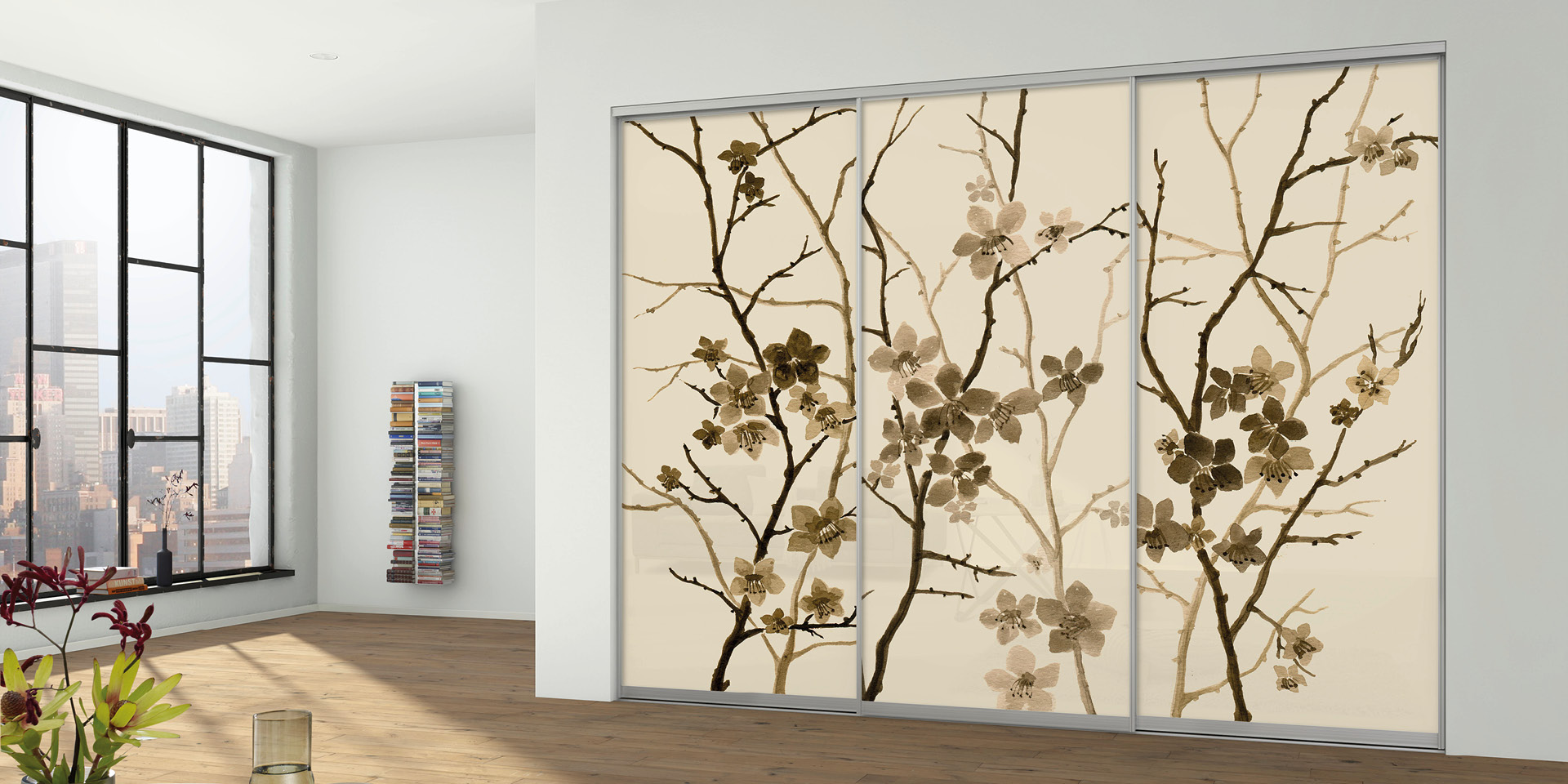 Schiebetürenschrank mit floralem Zweigmotiv in hellem Wohnraum.