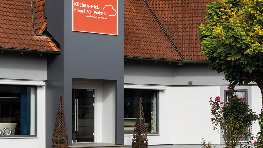 Eingang des Küchenstudios himmlisch wohnen in Asbach Bäumenheim mit moderner Fassadengestaltung und Schaufenstern der Küchen Ausstellung für individuelle Küchenplanung
