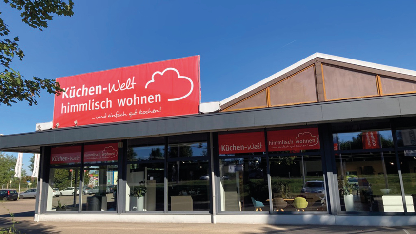 Fassade der Küchen Welt himmlisch wohnen in Dillingen mit Schaufenstern und Eingang zum Küchenstudio für moderne Küchen Ausstellung und Beratung