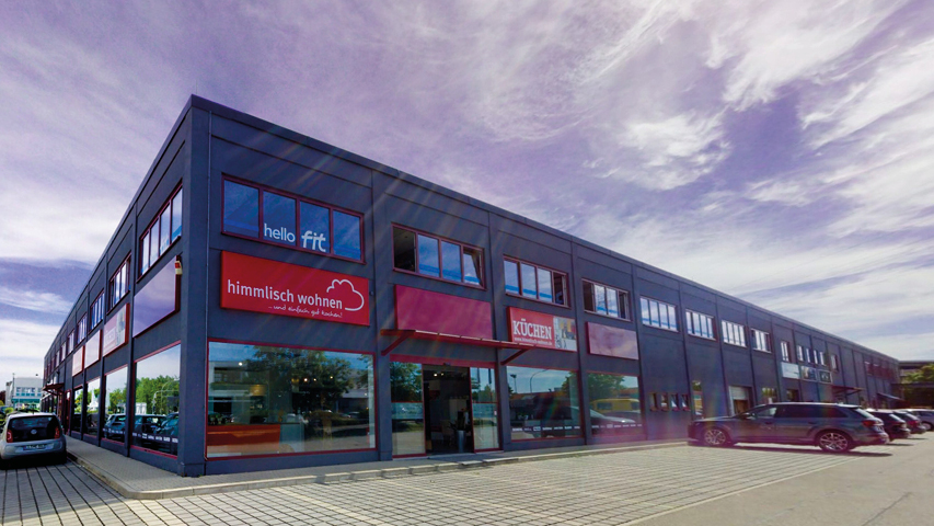 Außenansicht des Küchenstudios himmlisch wohnen in Landsberg am Lech mit moderner Gebäudefassade und Eingang zur Küchen Ausstellung