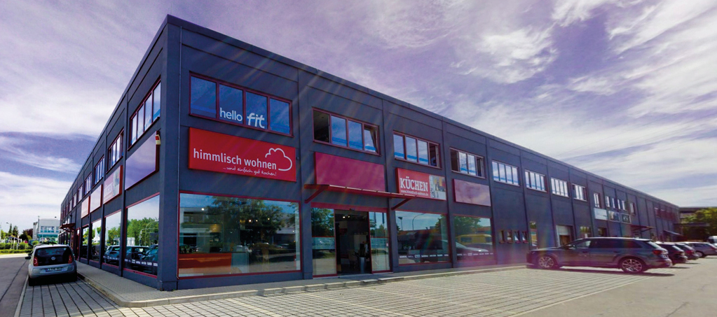 Detailansicht der modernen Fassade des Küchenstudios himmlisch wohnen in Landsberg am Lech mit großen Fenstern und Eingang zur Küchen Ausstellung
