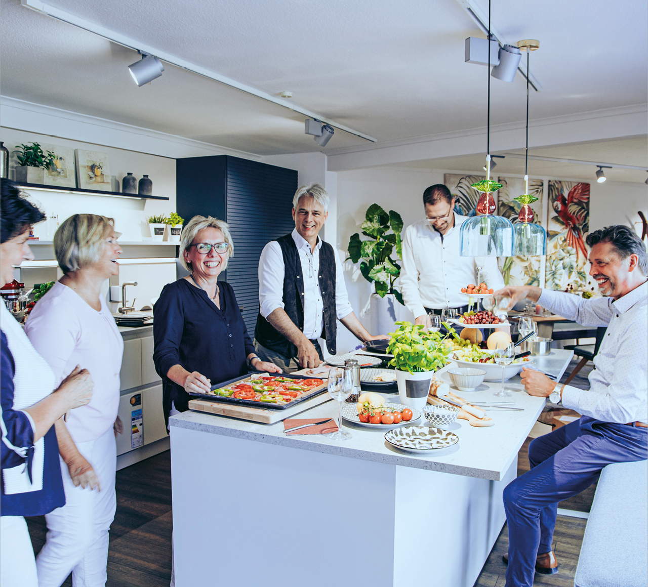 Modernes Gebäude des Küchenstudios himmlisch wohnen in Landsberg am Lech mit großer Glasfront und Eingang zur Küchen Ausstellung für individuelle Küchenplanung