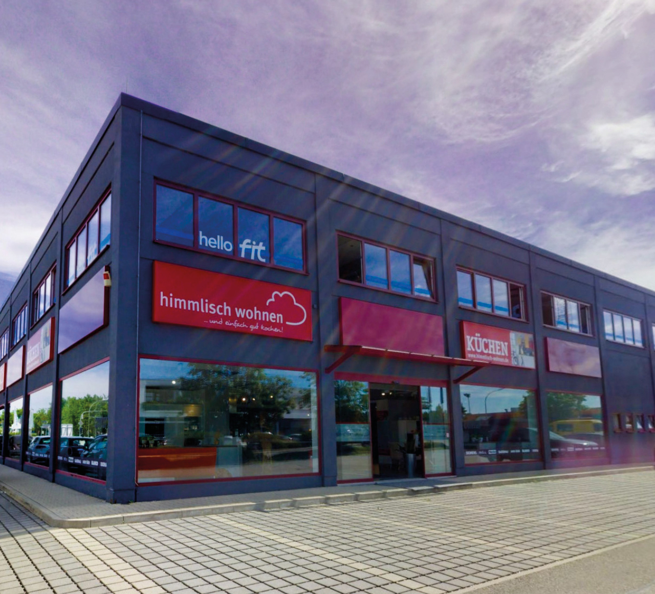 Detailansicht der modernen Fassade des Küchenstudios himmlisch wohnen in Landsberg am Lech mit großen Fenstern und Eingang zur Küchen Ausstellung