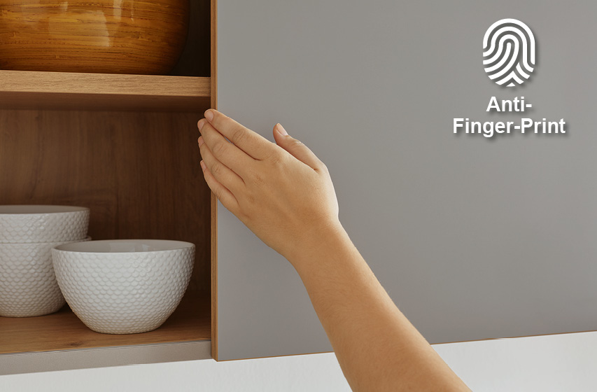 Hand öffnet matte Anti-Finger-Print Küchenfront am Hängeschrank.