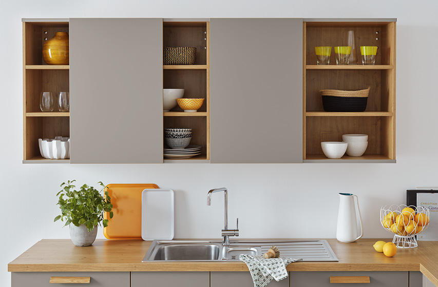 Hängeschränke mit matten Anti-Finger-Print Fronten über Spüle.