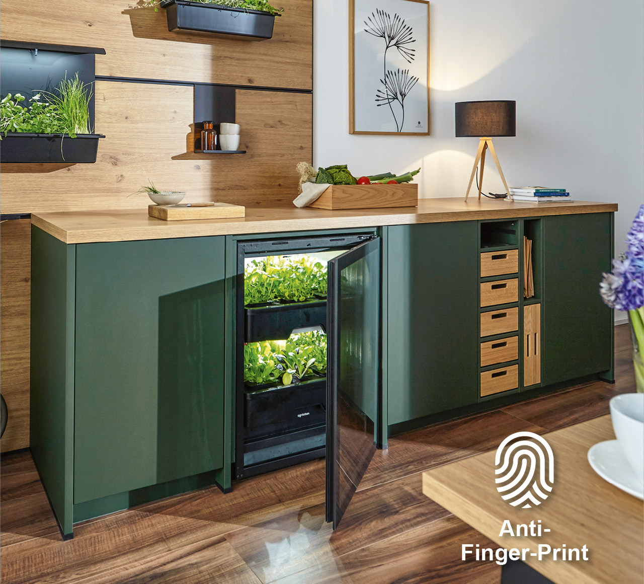 Küchenzeile mit matten Anti-Finger-Print Fronten und Holzarbeitsplatte.