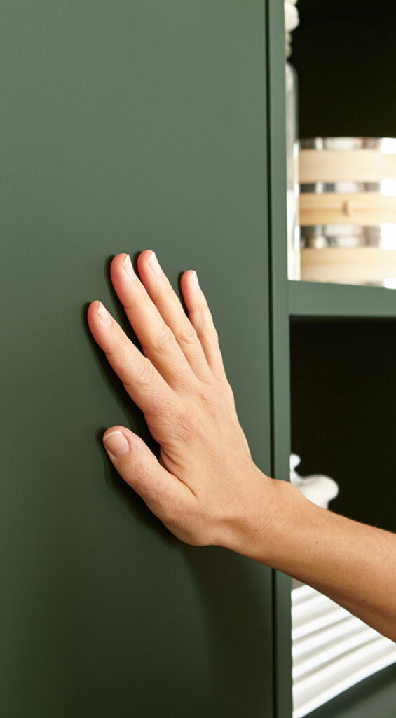 Hand berührt matte, anti-fingerprint Küchenfront in Dunkelgrün.