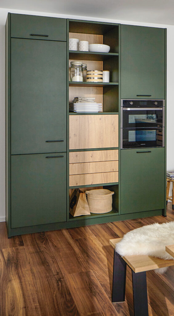 Küchenhochschrank mit matten Anti-Finger-Print Fronten in Dunkelgrün.