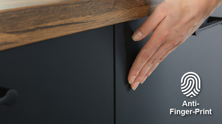 Hand streicht über matte Anti-Finger-Print Küchenfront in Dunkelgrau.