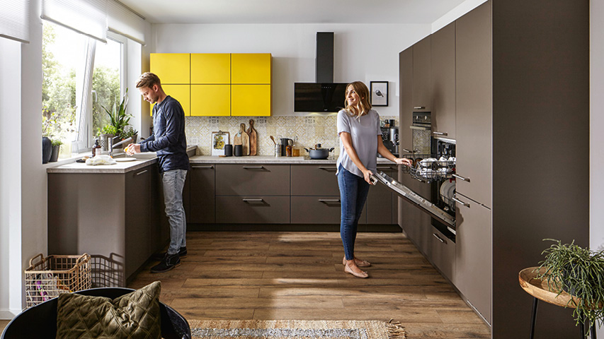 Familie in Küche mit matten Anti-Finger-Print Fronten in Braun.