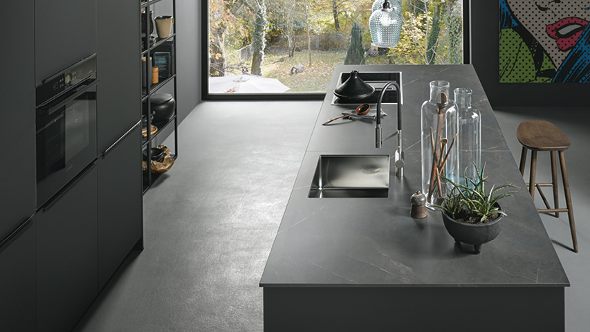 Kochinsel mit Spüle und matten Anti-Finger-Print Fronten in Schwarz.