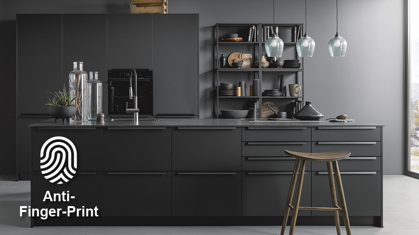 Küche mit matten Anti-Finger-Print Fronten in Schwarz und Kochinsel.