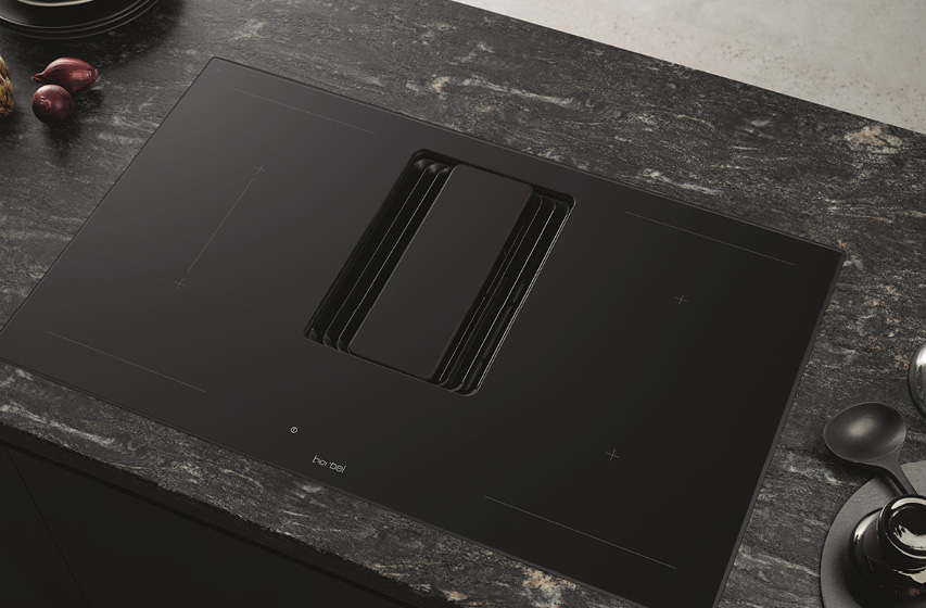 Induktionskochfeld mit integriertem Dunstabzug in dunkler Arbeitsplatte