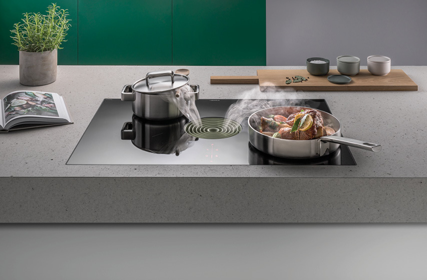 Kochfeldabzug saugt Kochdampf direkt am Induktionskochfeld ab