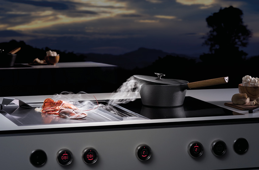 Muldenlüfter saugt Dampf vom Tepan und Topf am Kochfeld ab