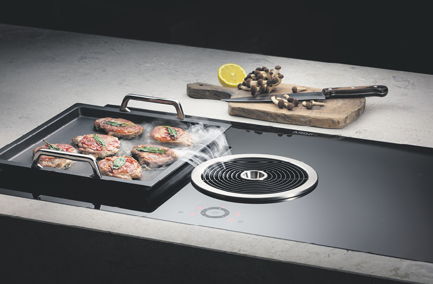 Kochfeldabzug saugt Bratdampf vom Grillblech direkt am Kochfeld ab